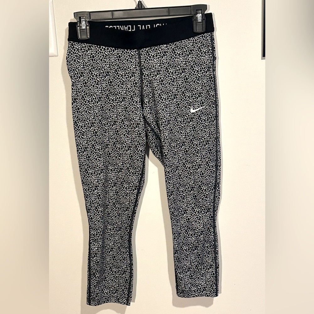 Women’s sz Small Nike dri-Fit 3/4 black/White leggings
